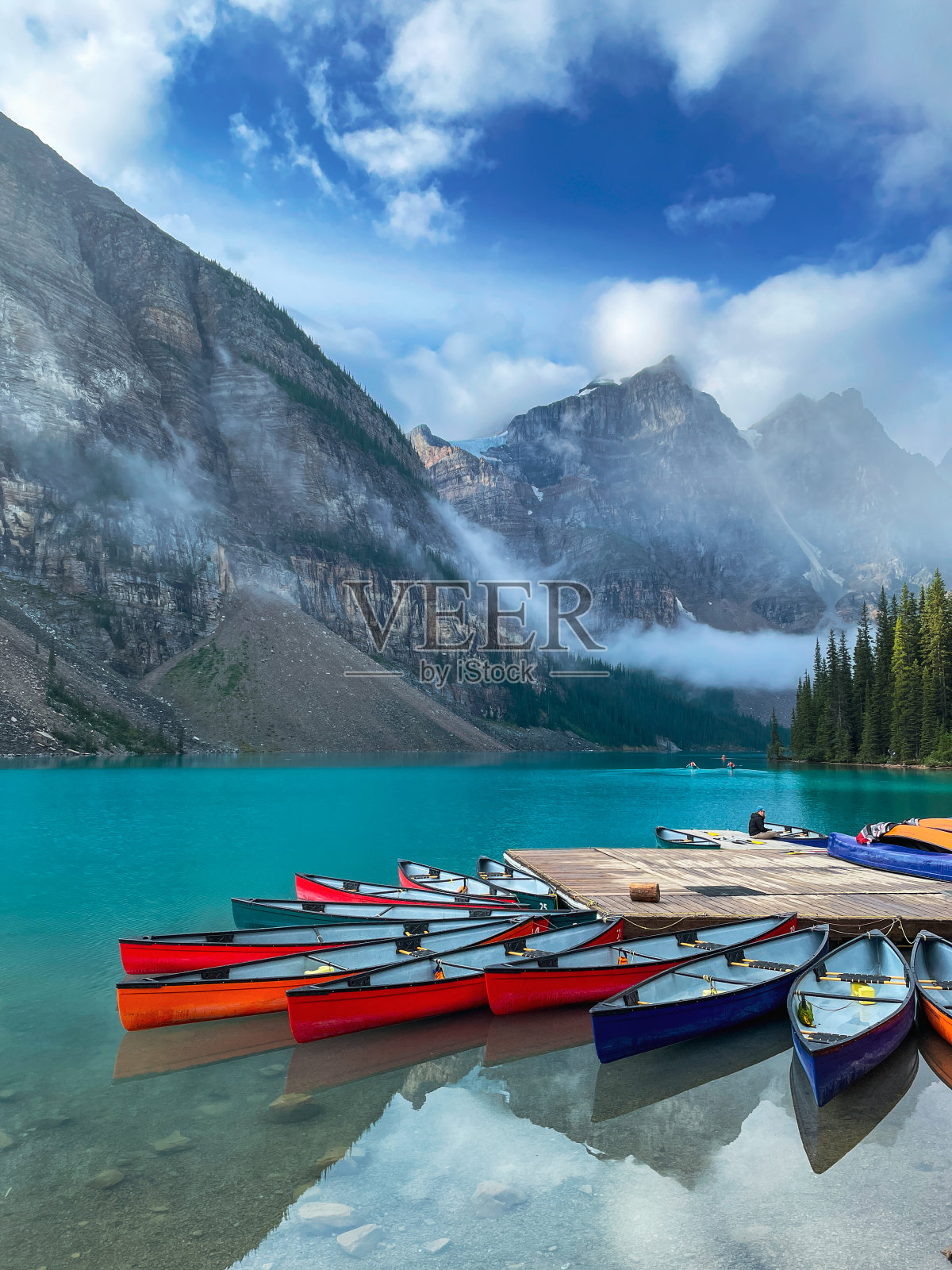 冰碛湖，加拿大班夫国家公园照片摄影图片