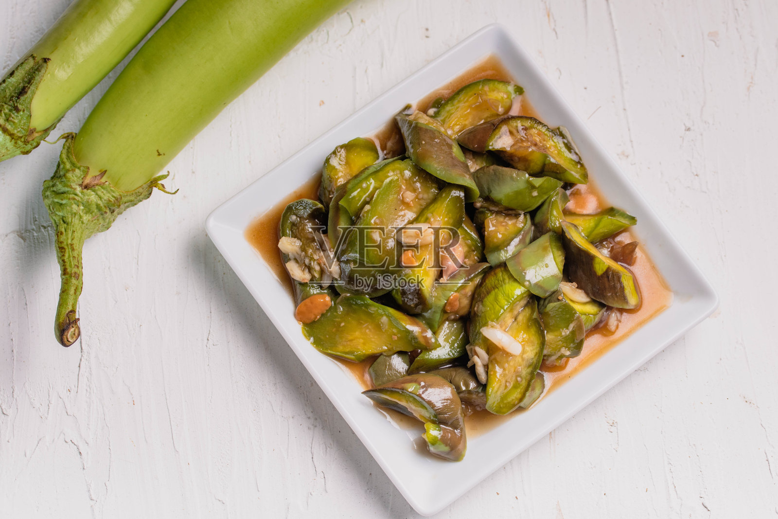 蚝油炒茄子。健康的泰国菜。照片摄影图片