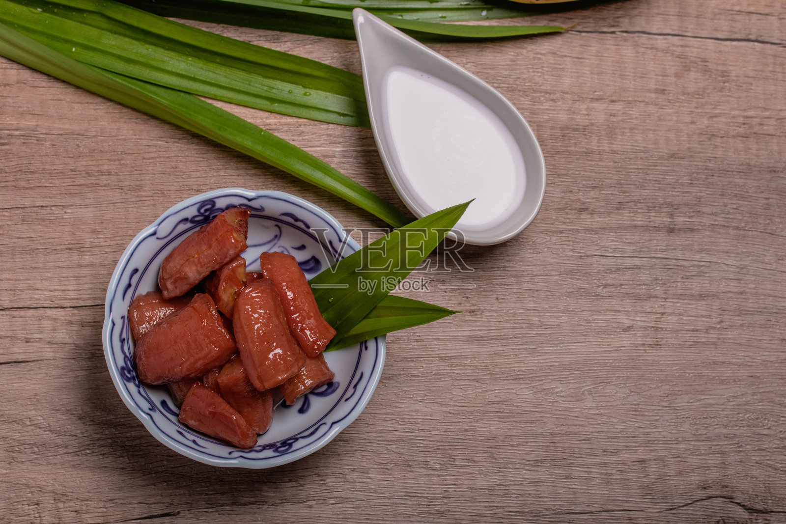 煮香蕉，淋上糖浆，淋上椰奶照片摄影图片