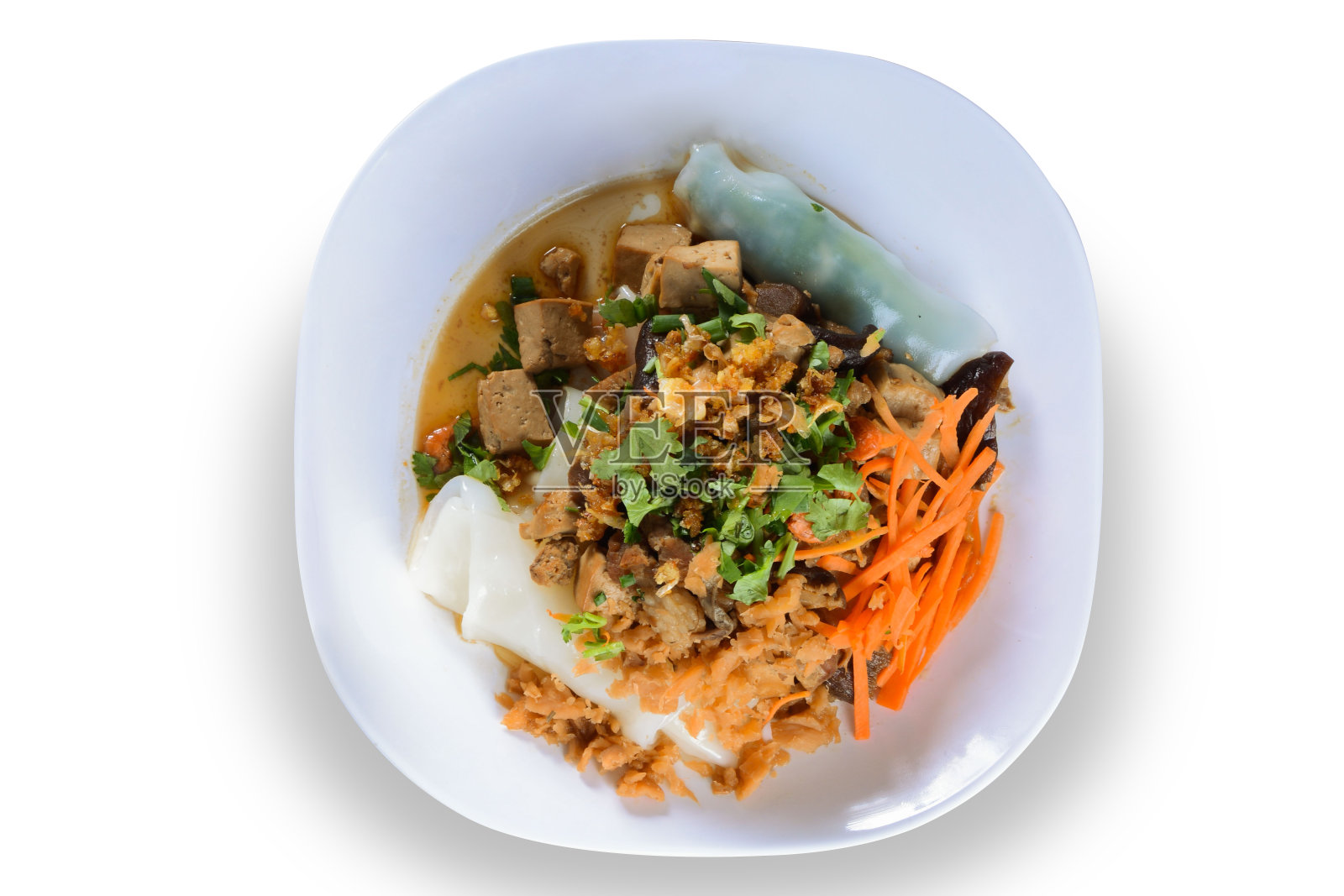 面管。在食物中加入香料以提味的面条。白色碗上的泰国菜和隔离背景与修剪路径照片摄影图片