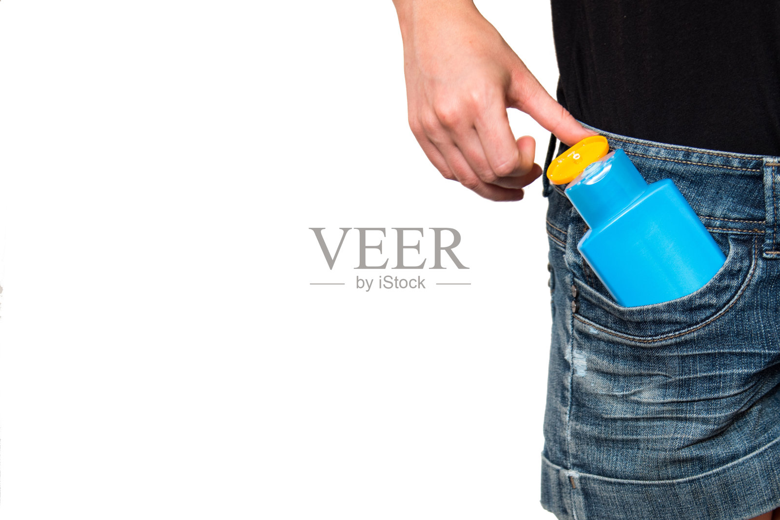 一位女士从牛仔裤口袋里拿出一瓶蓝色的防晒霜照片摄影图片