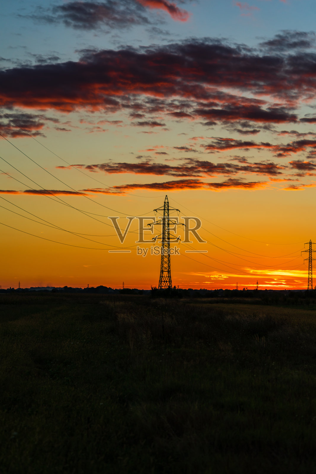 电线杆与电缆和农田的细节照片摄影图片