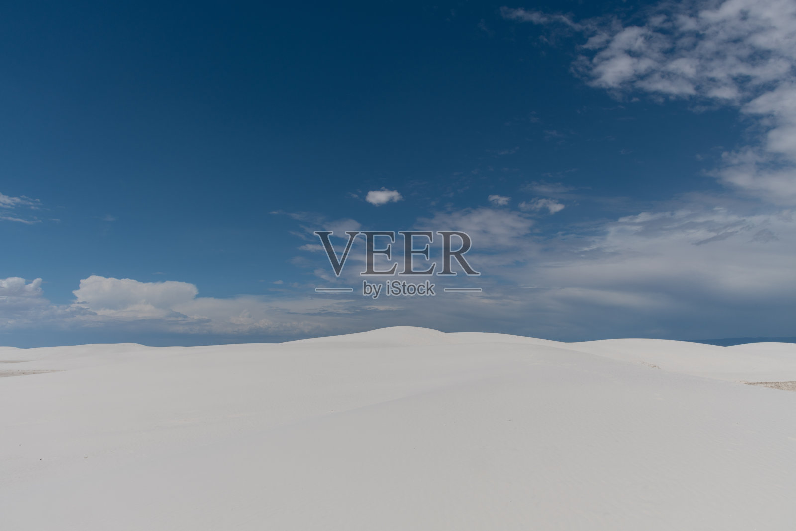 新墨西哥南部，在季风季节，白沙国家公园美丽的石膏沙丘景色映衬着戏剧性的天空照片摄影图片