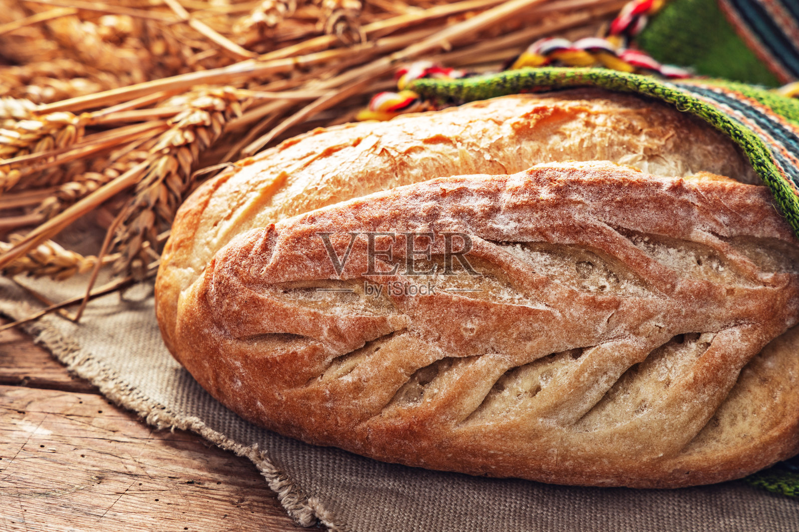 新鲜烤箱烤自制酸面包民俗袋。保加利亚传统和农田和农民的象征。照片摄影图片