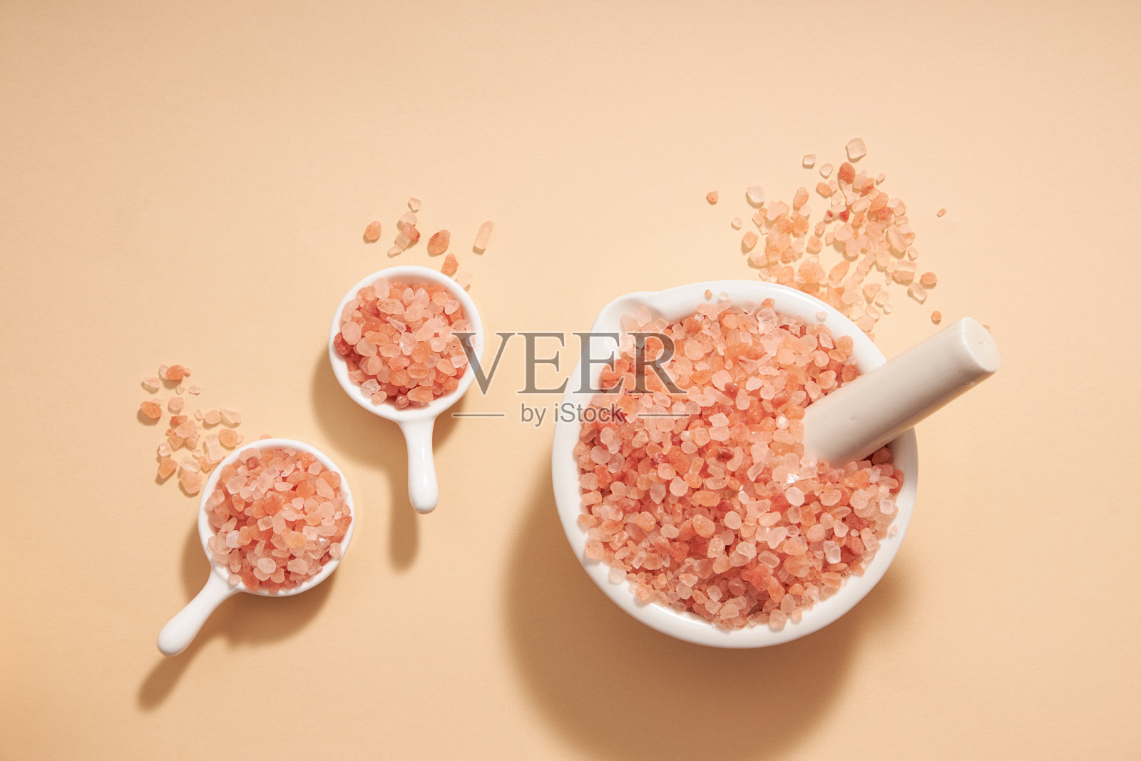 俯视halit喜马拉雅装饰在培养皿和碗在橙色背景照片摄影图片