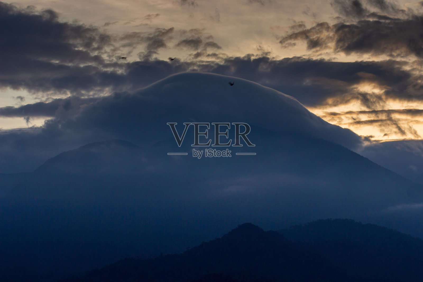 有美丽日出的山脉照片摄影图片