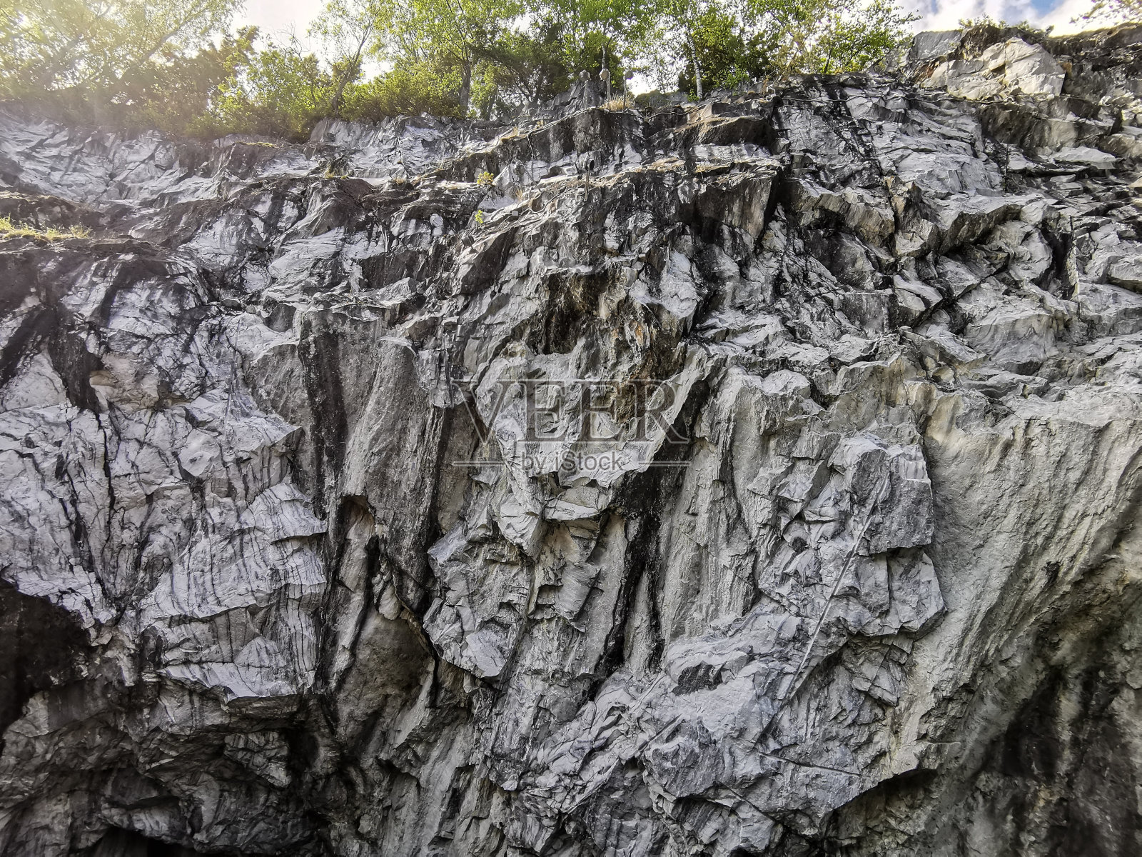 在拉斯基阿拉山公园里，从水里俯瞰被淹没的大理石峡谷的陡峭斜坡。照片摄影图片