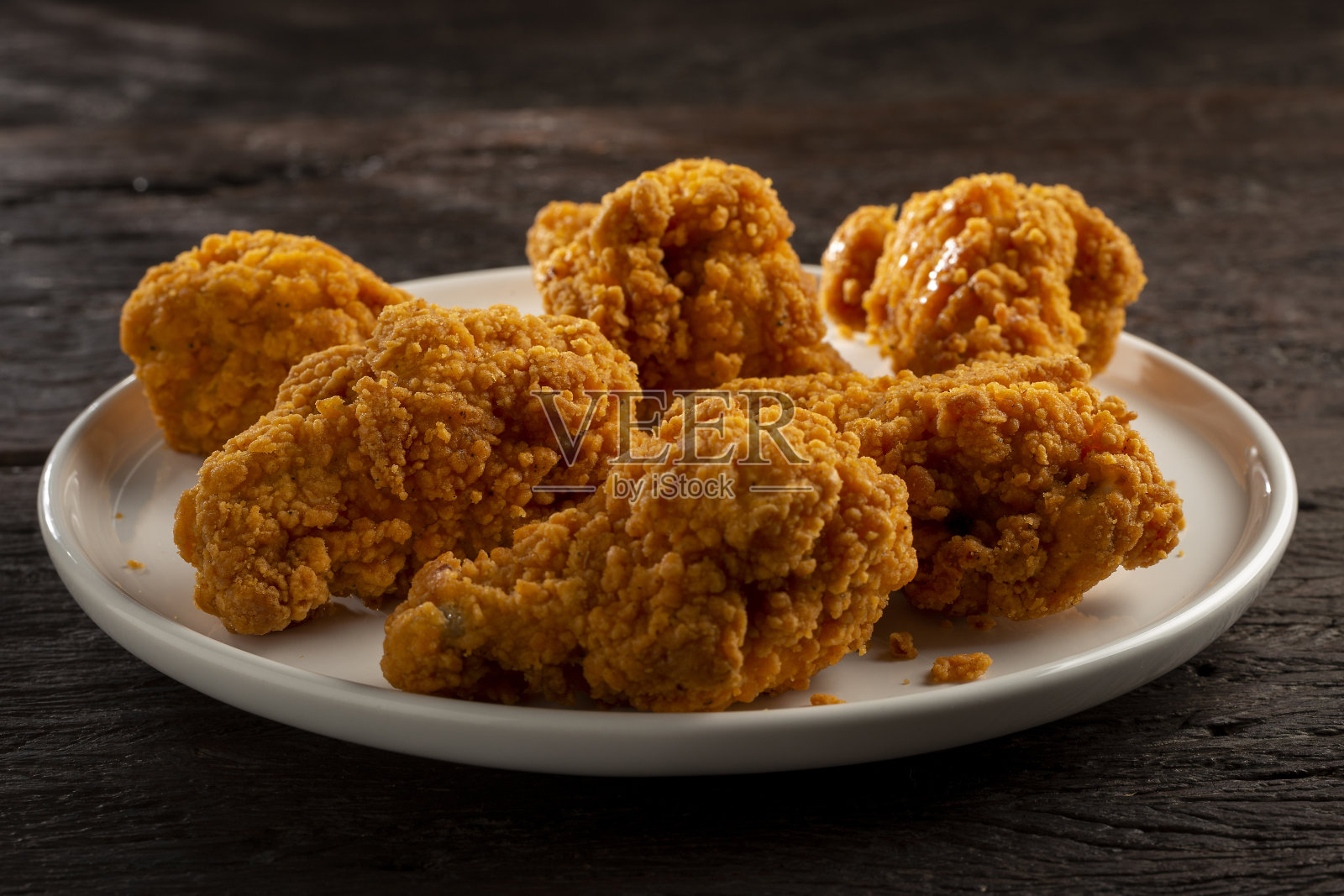 脆脆的炸鸡在盘子里。照片摄影图片