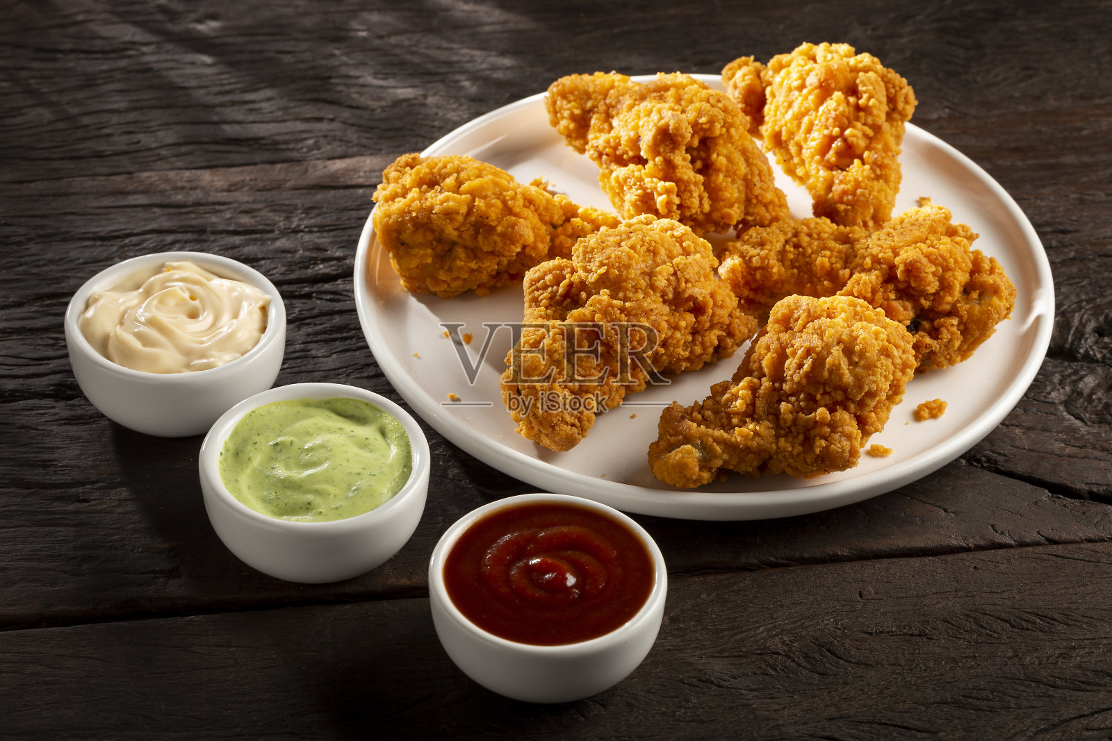 酱汁香脆炸鸡。照片摄影图片