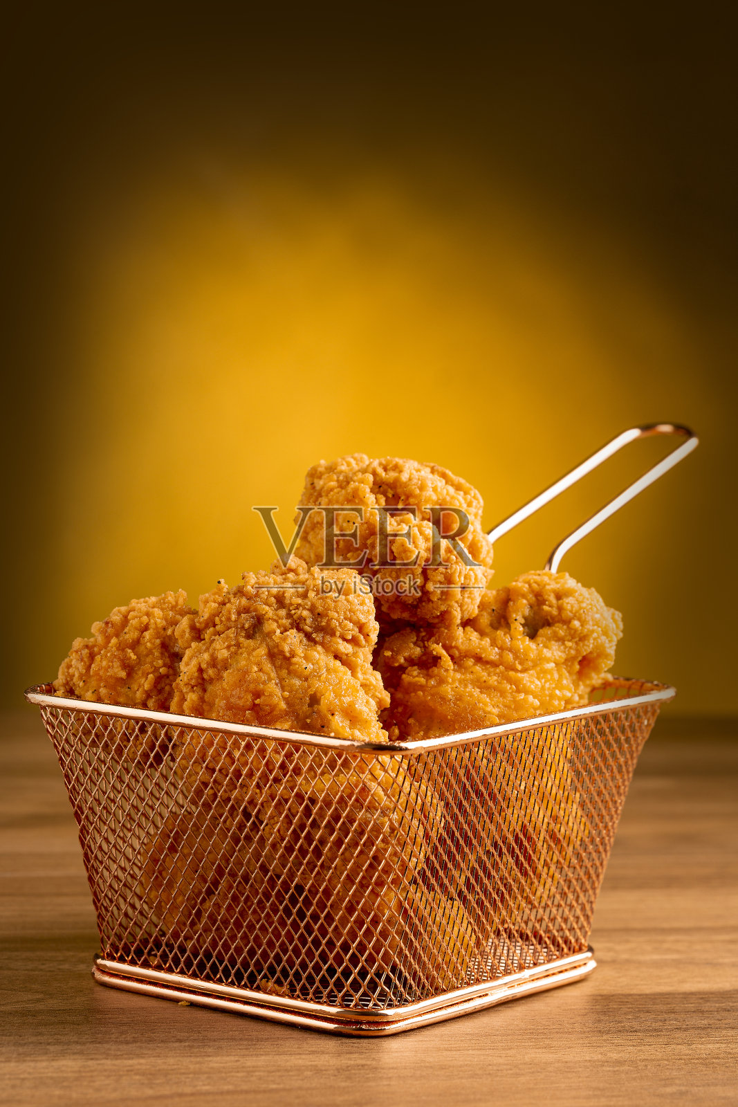 脆脆的炸鸡在篮子里。照片摄影图片