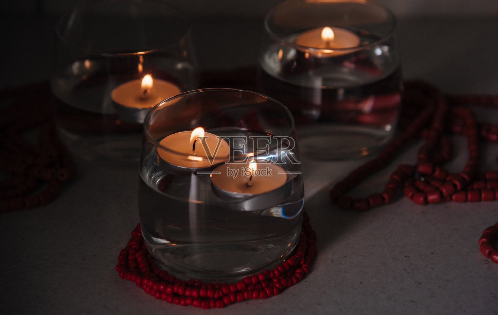 用烛台在水面上点燃蜡烛照片摄影图片