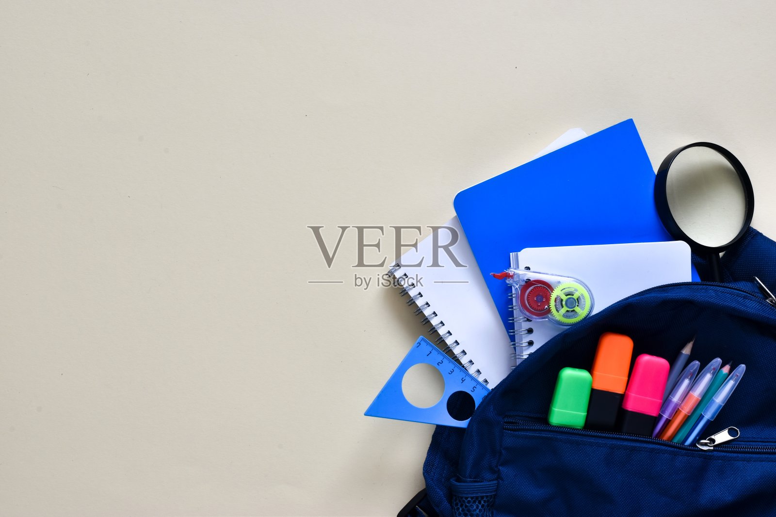 回到学校概念。书包与学校用品在浅黄色的背景。照片摄影图片