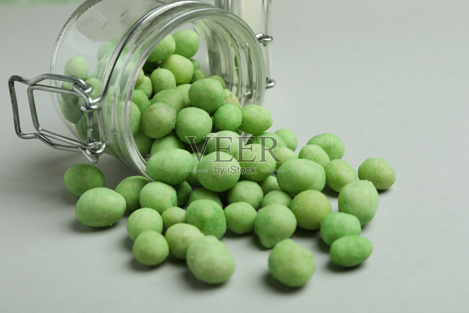 灰色背景的芥末坚果玻璃罐照片摄影图片