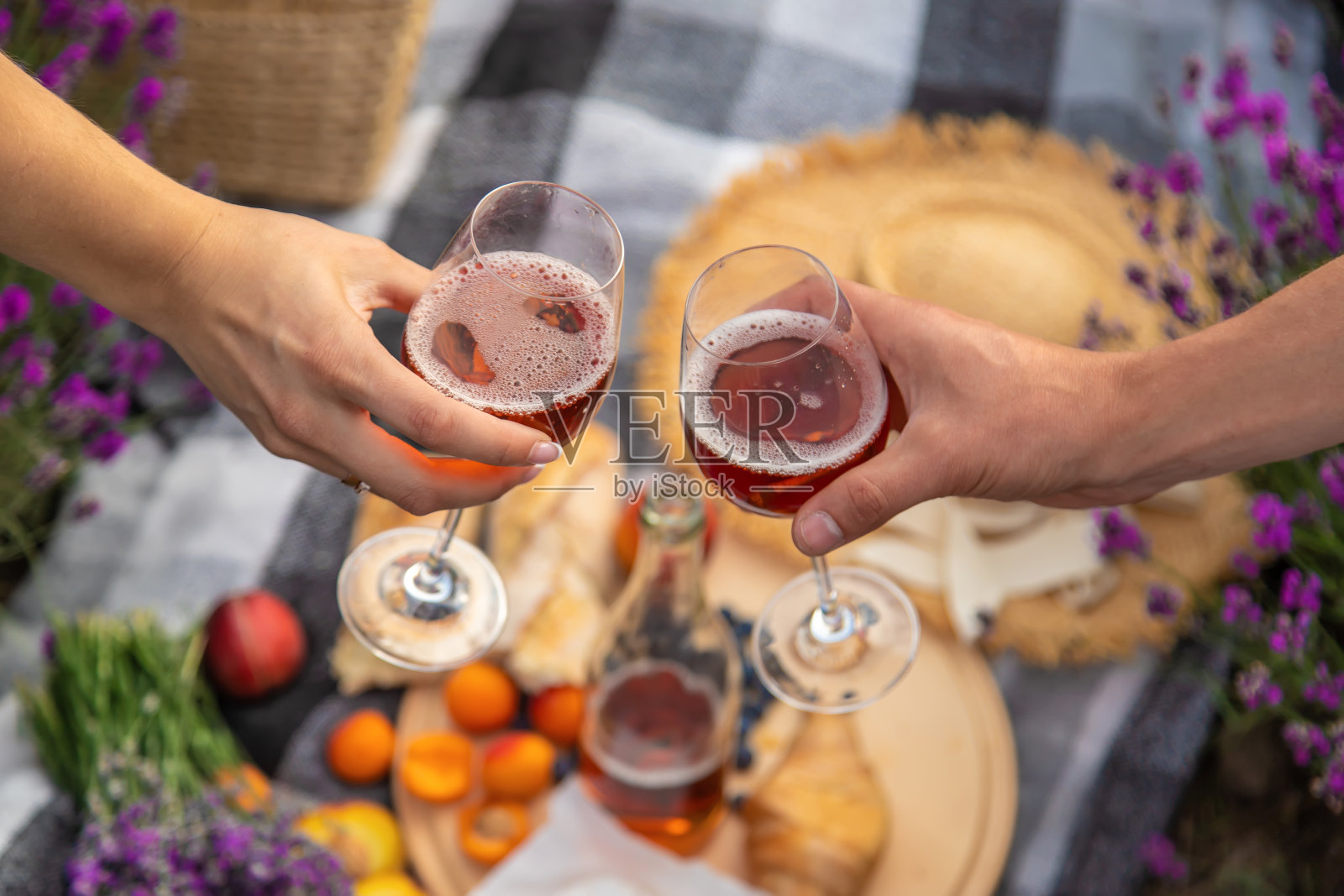 女孩在薰衣草地里休息，喝着酒。有选择性的重点。照片摄影图片