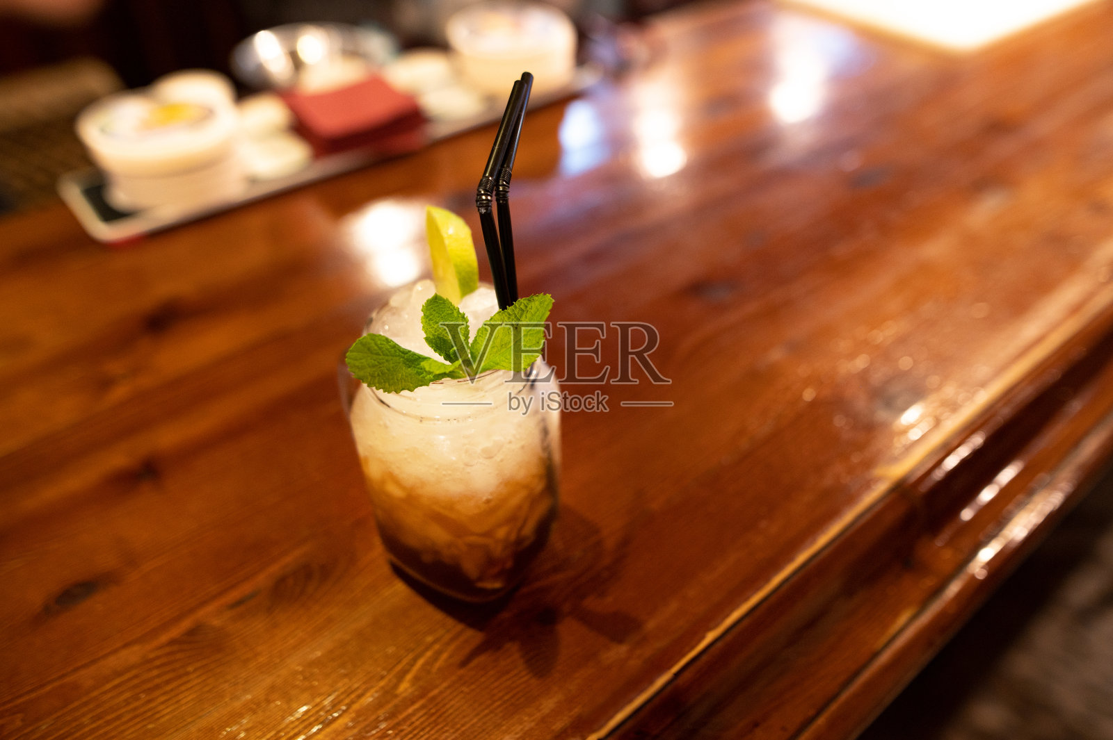 吧台上的莫吉托鸡尾酒照片摄影图片