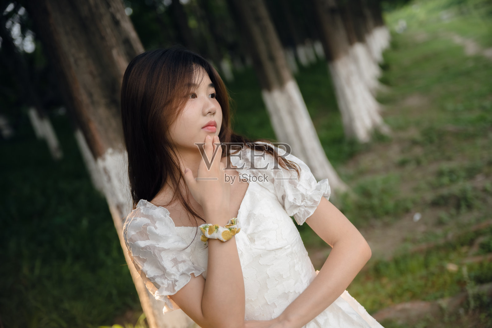 河边的亚洲女孩照片摄影图片