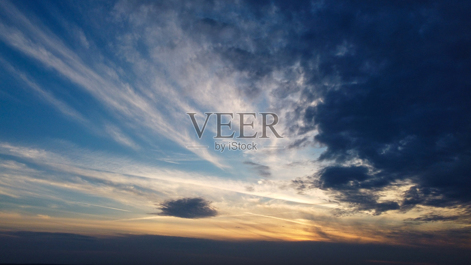 美丽的鸟瞰图:英国小镇上的日落和彩云照片摄影图片