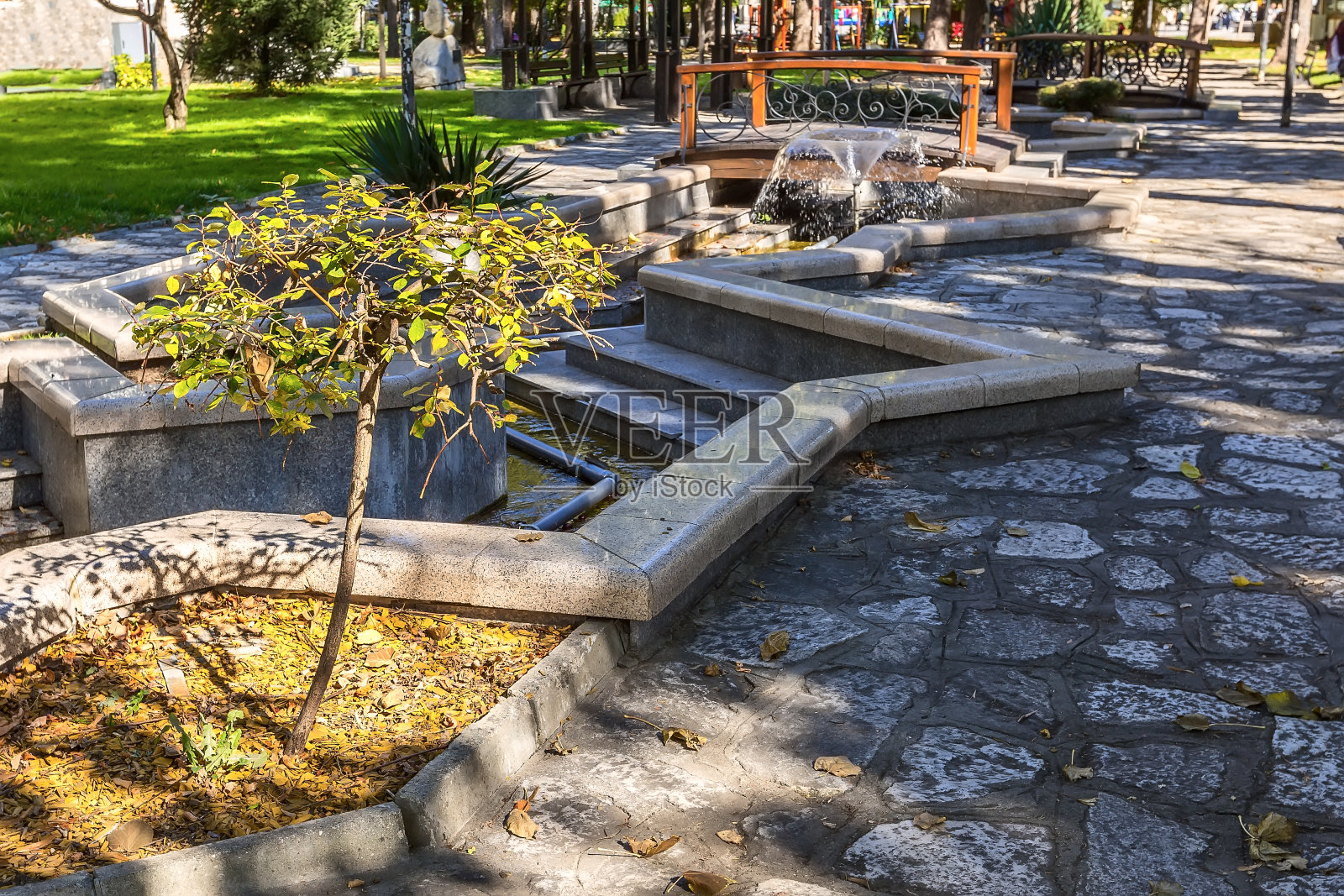 拉兹洛格，保加利亚，带喷泉和河流的街景照片摄影图片