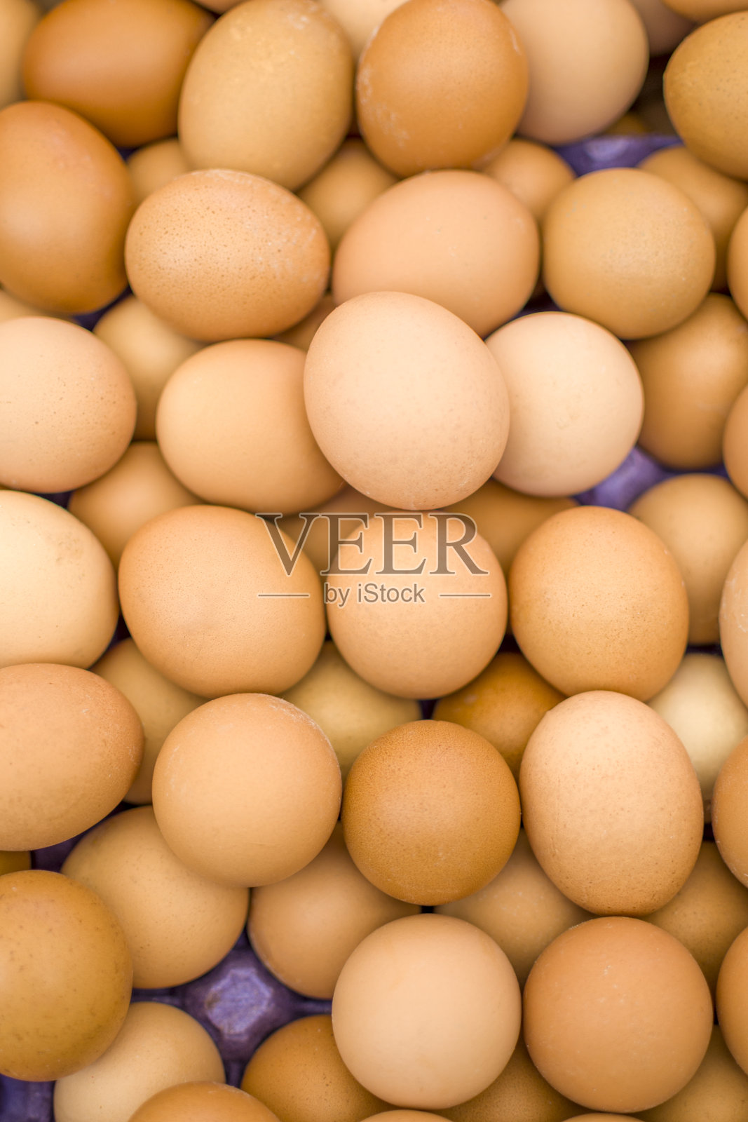 超市里出售的鸡蛋一个挨一个地躺着照片摄影图片