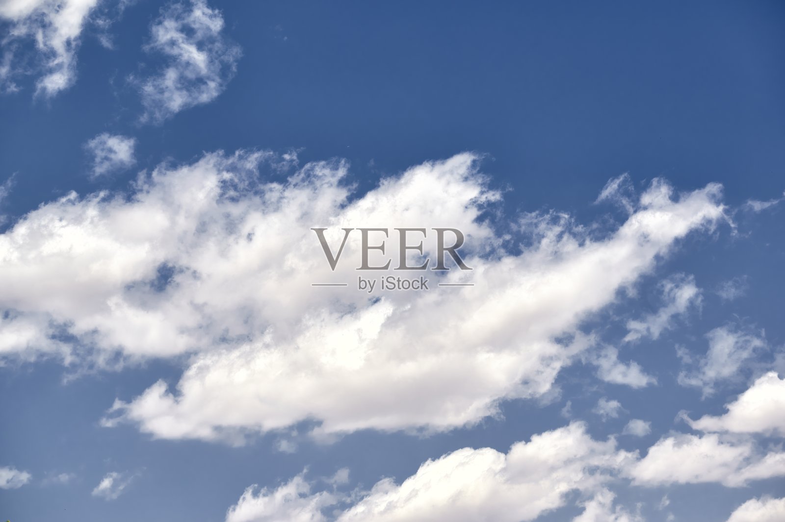 夏日里，深蓝色的天空上飘着美丽的白云照片摄影图片