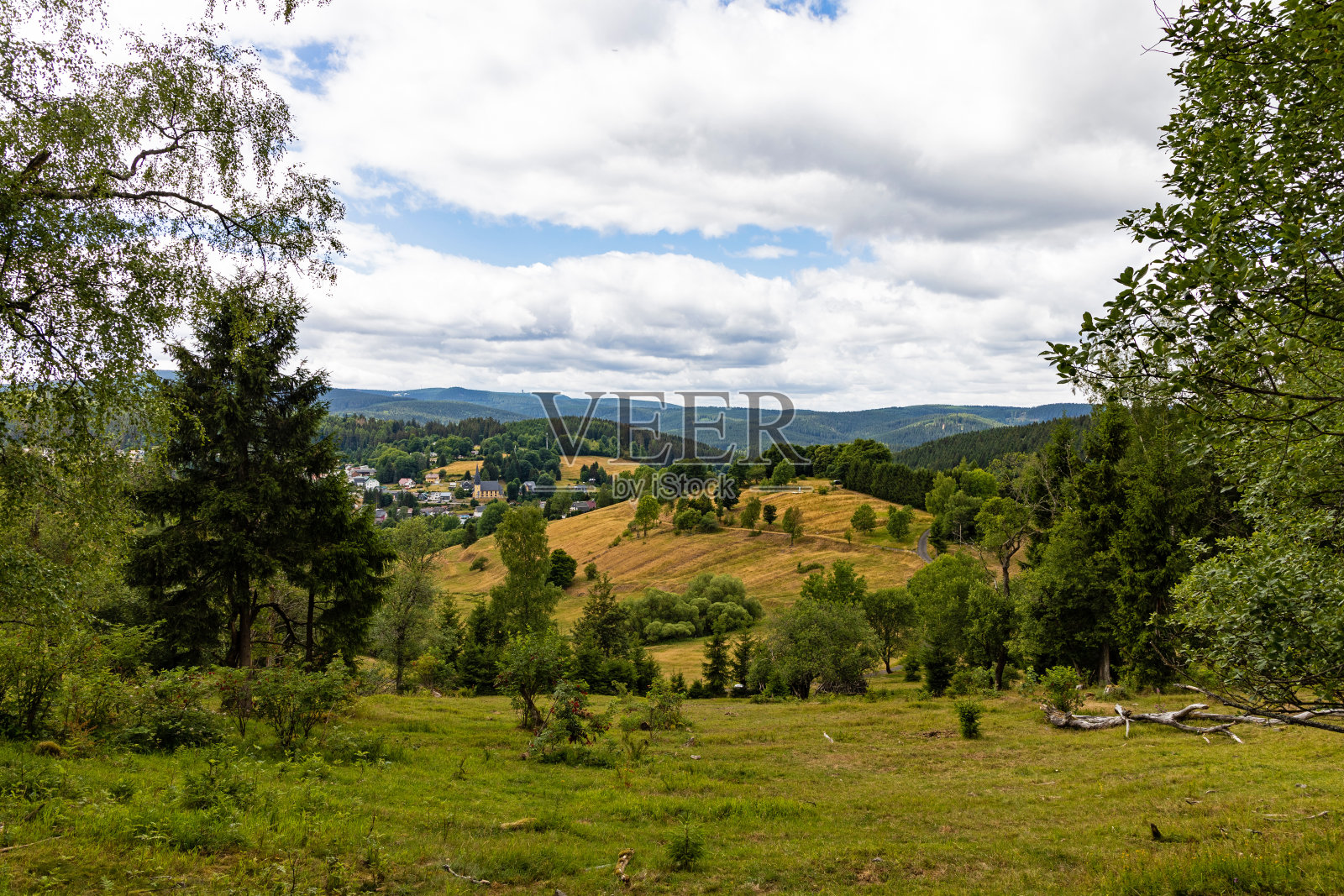 可以看到Stutzerbach和周围的图林根森林照片摄影图片