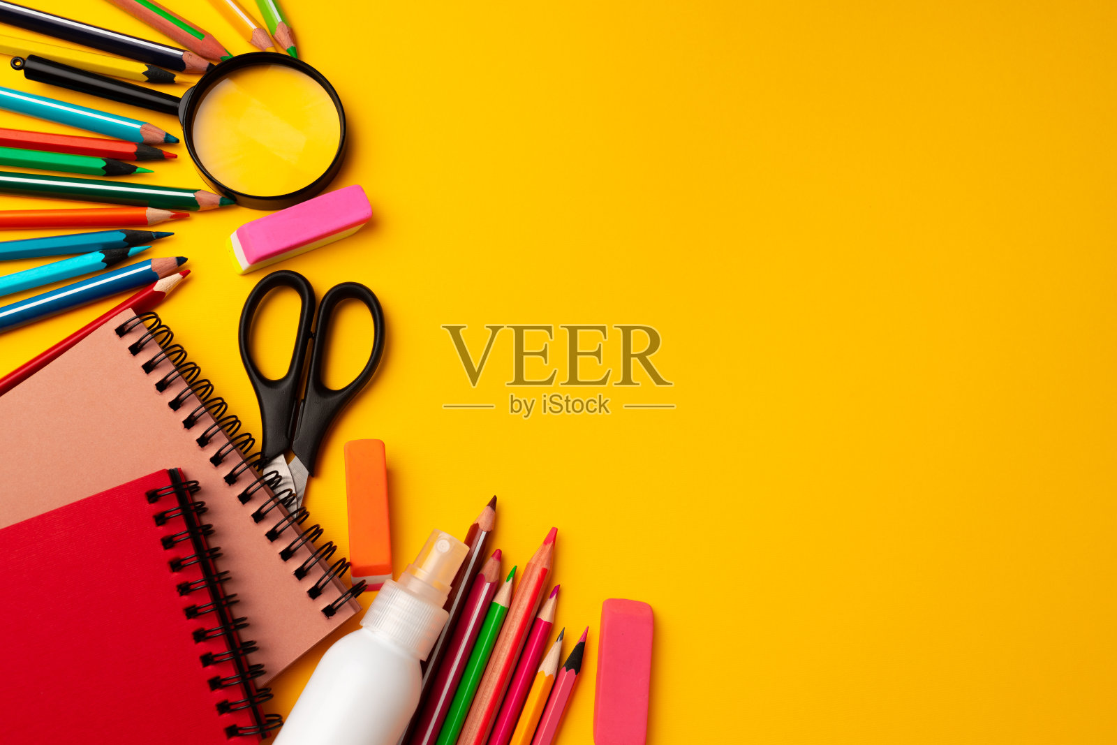 记事本和彩色铅笔在工作空间俯视图照片摄影图片