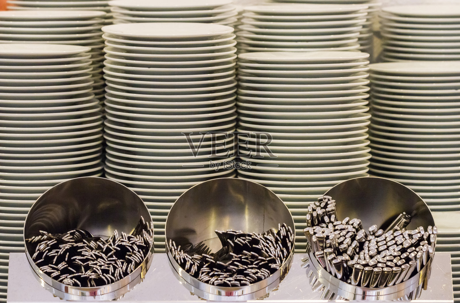 成堆的盘子照片摄影图片