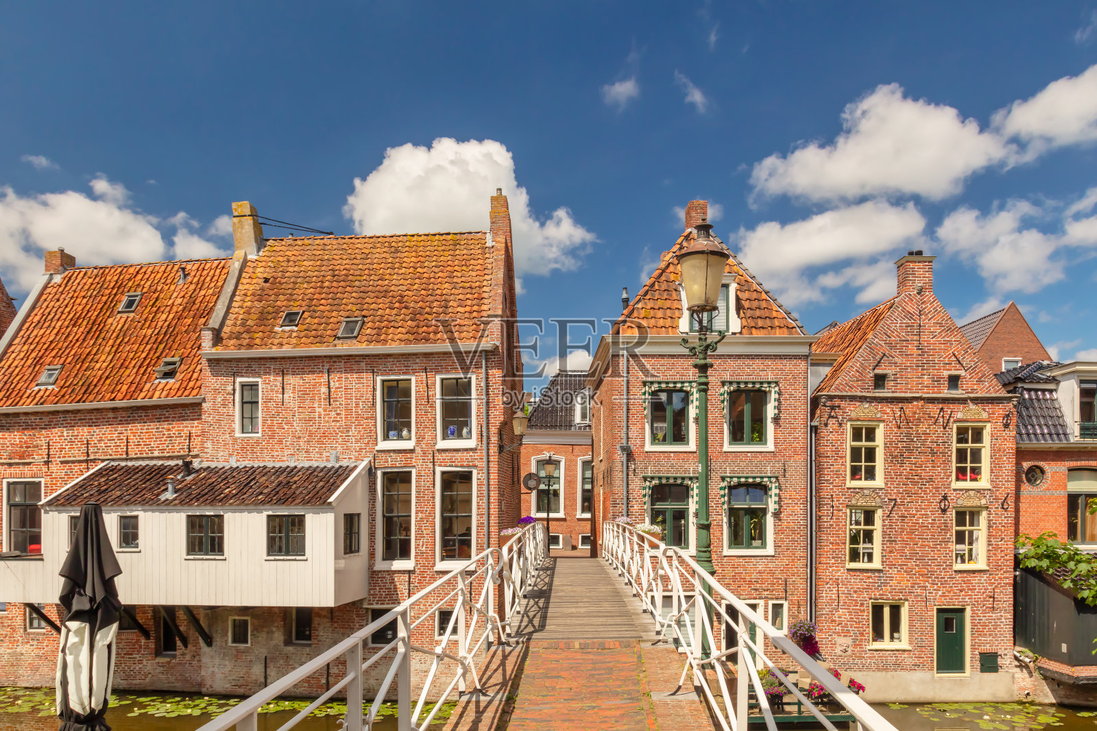 荷兰，格罗宁根，阿平达姆，Damsterdiep运河上的中世纪荷兰房屋，悬挂着厨房照片摄影图片