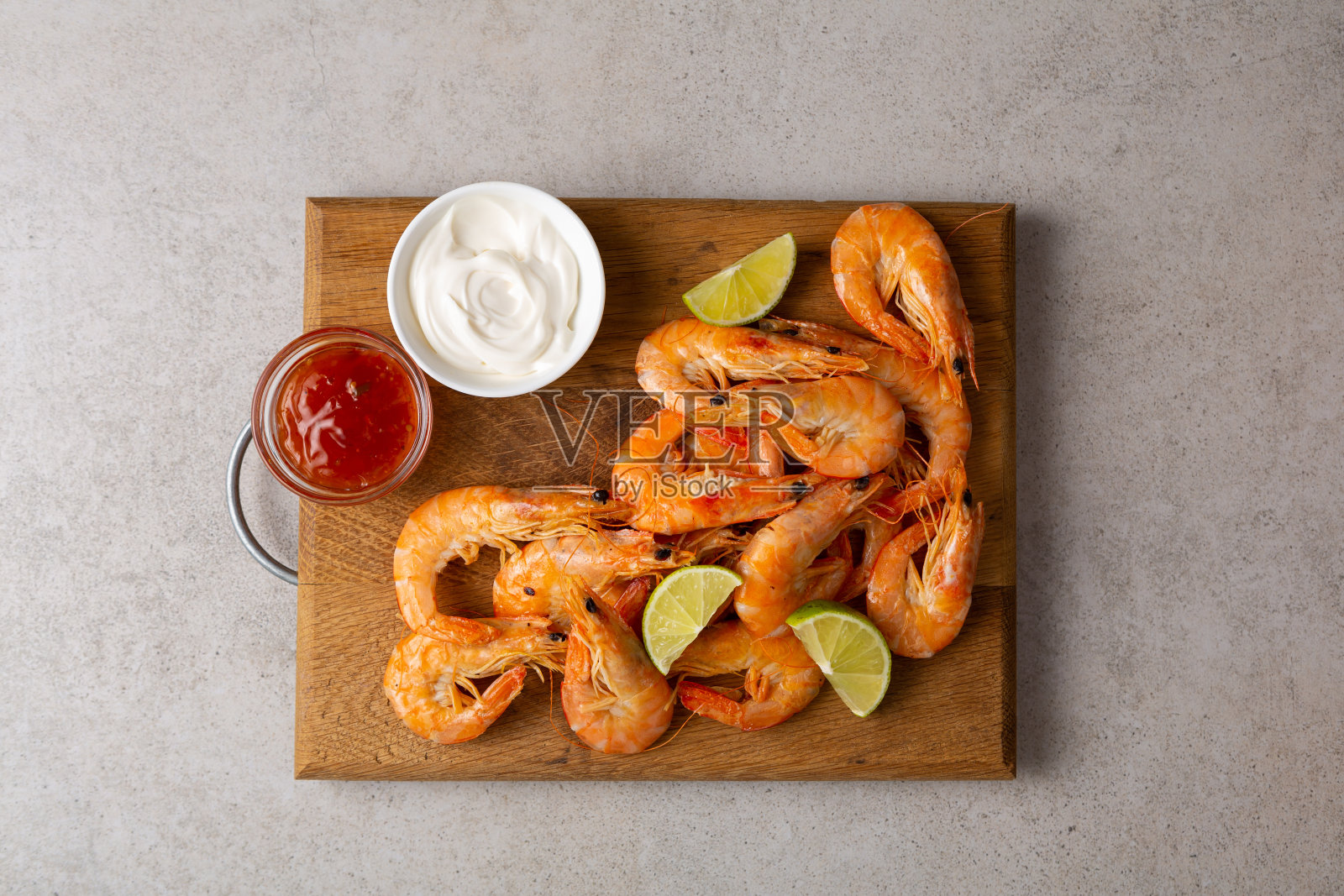 木盘海鲜上的虾的俯视图照片摄影图片