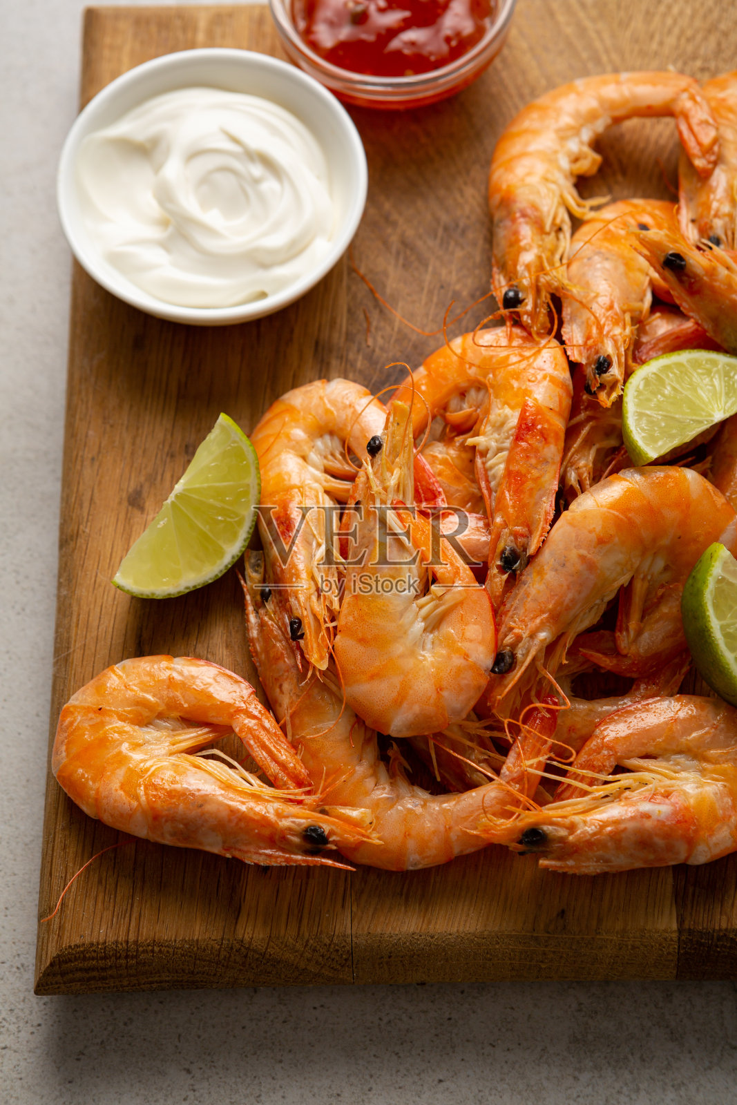 木制拼盘海鲜青柠酱虾的特写照片摄影图片