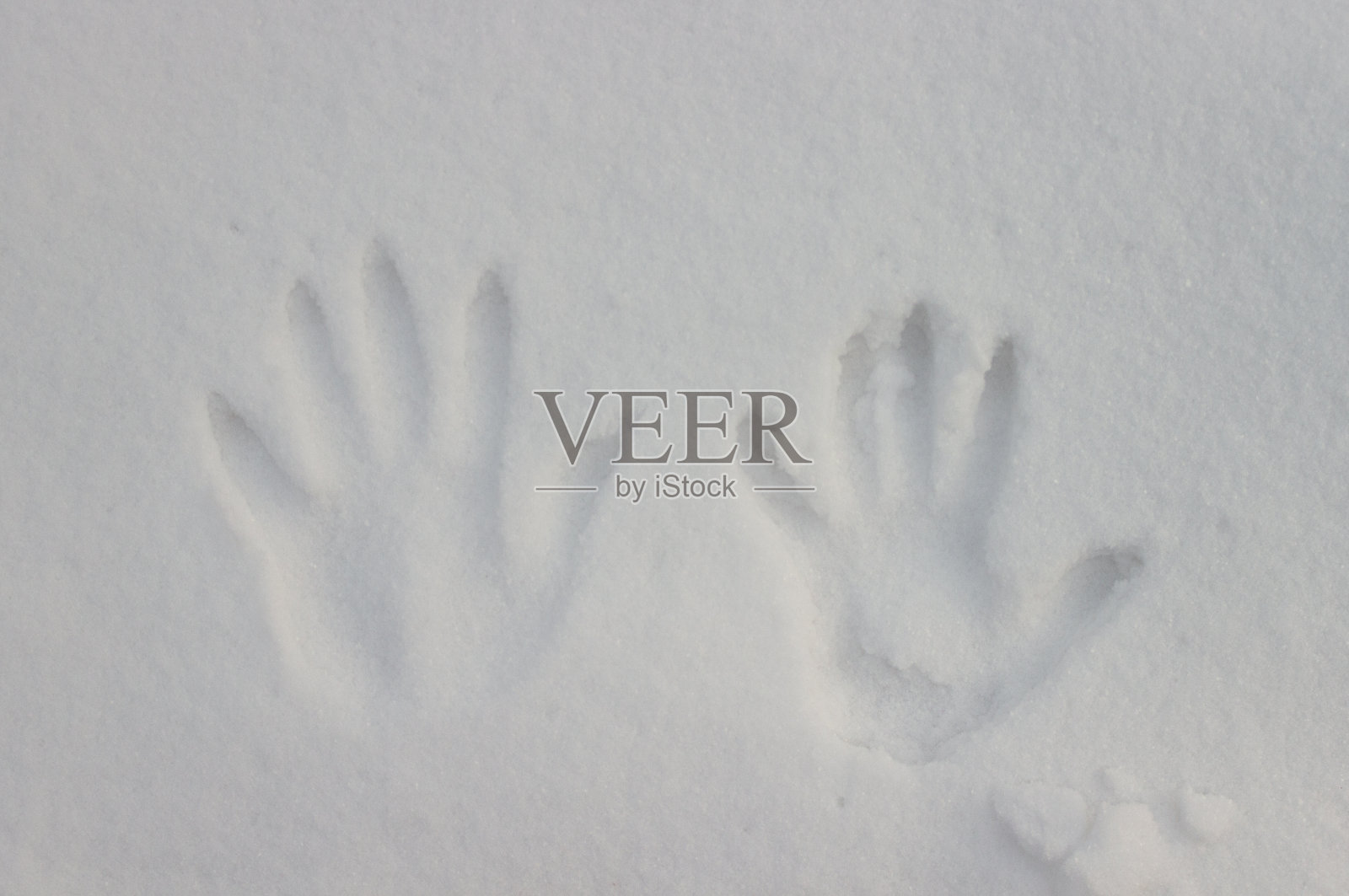雪地上的手印照片摄影图片
