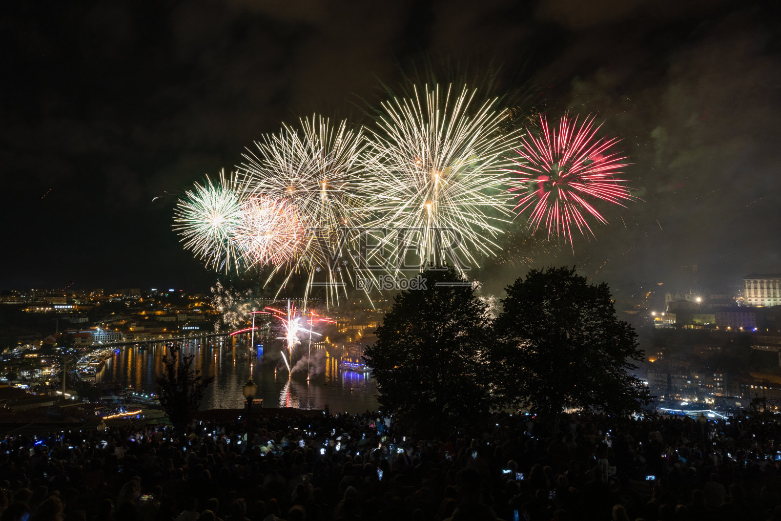葡萄牙波尔图杜罗河上的烟火，庆祝浸信会约翰的节日São João照片摄影图片