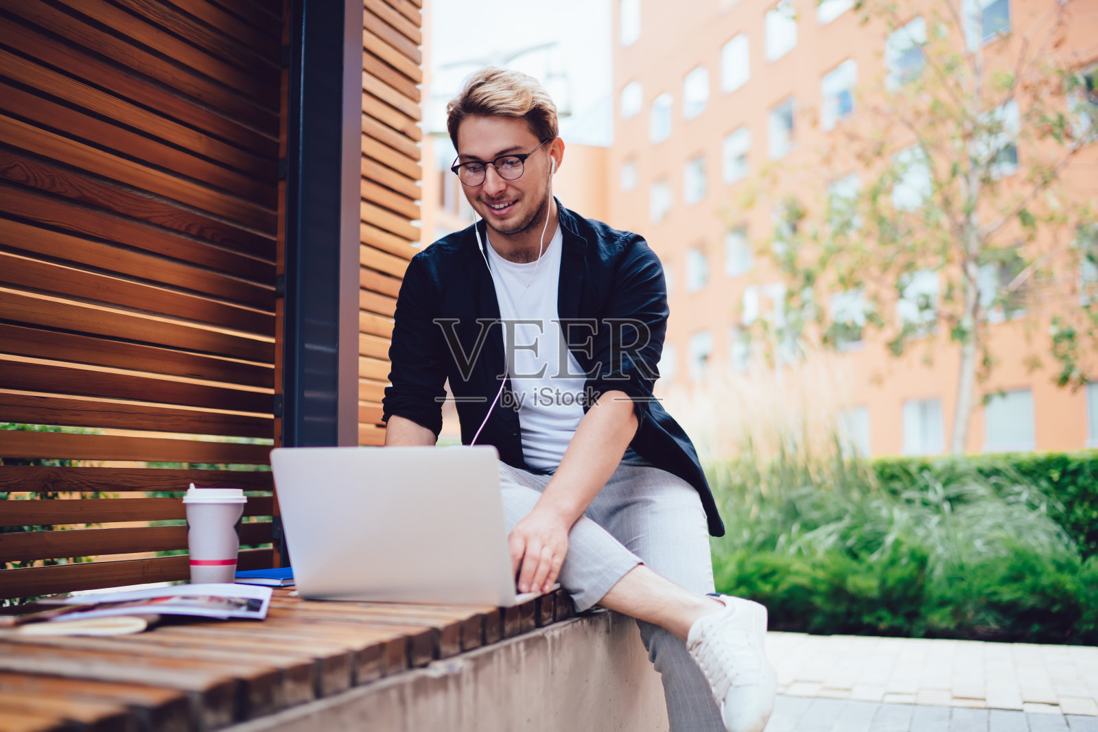 很高兴自由职业者在街上浏览笔记本电脑照片摄影图片