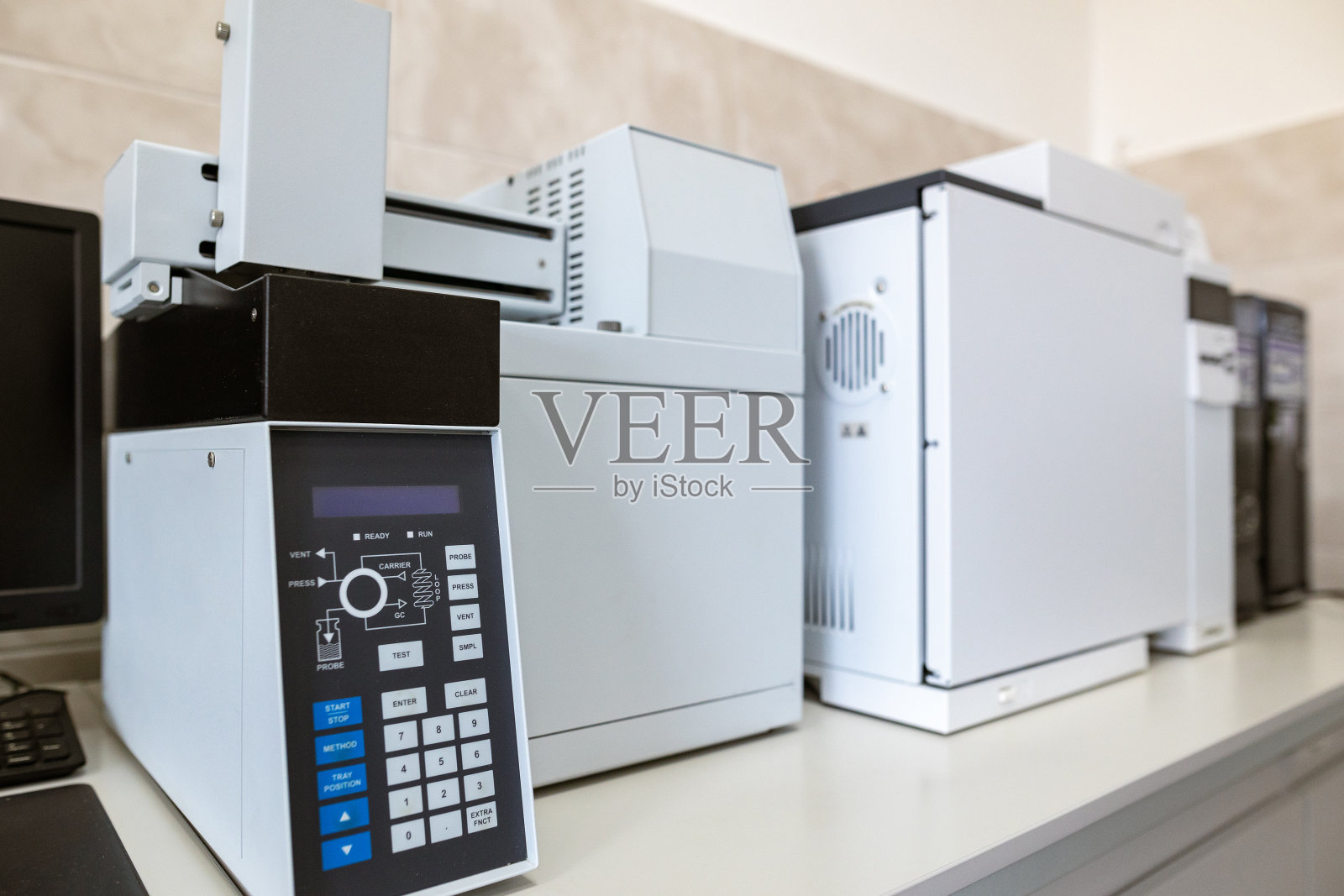 气相色谱仪系统与头部空间采样器。该系统为中小型实验室提供了可靠的性能。用于食品生产工厂的产品质量控制的实验室设备。照片摄影图片