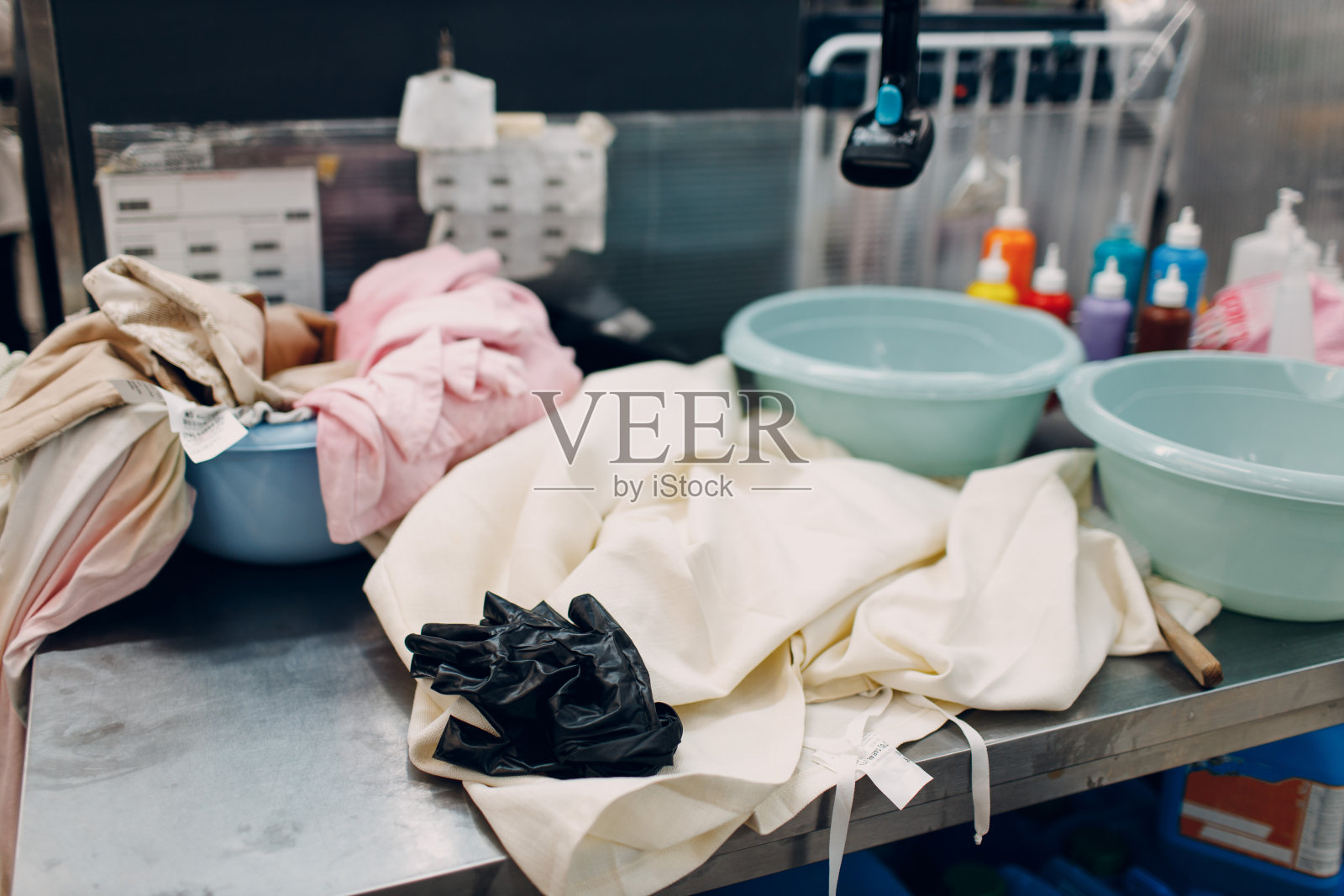 干洗的衣服。洁净布化学工艺。洗衣店工业照片摄影图片