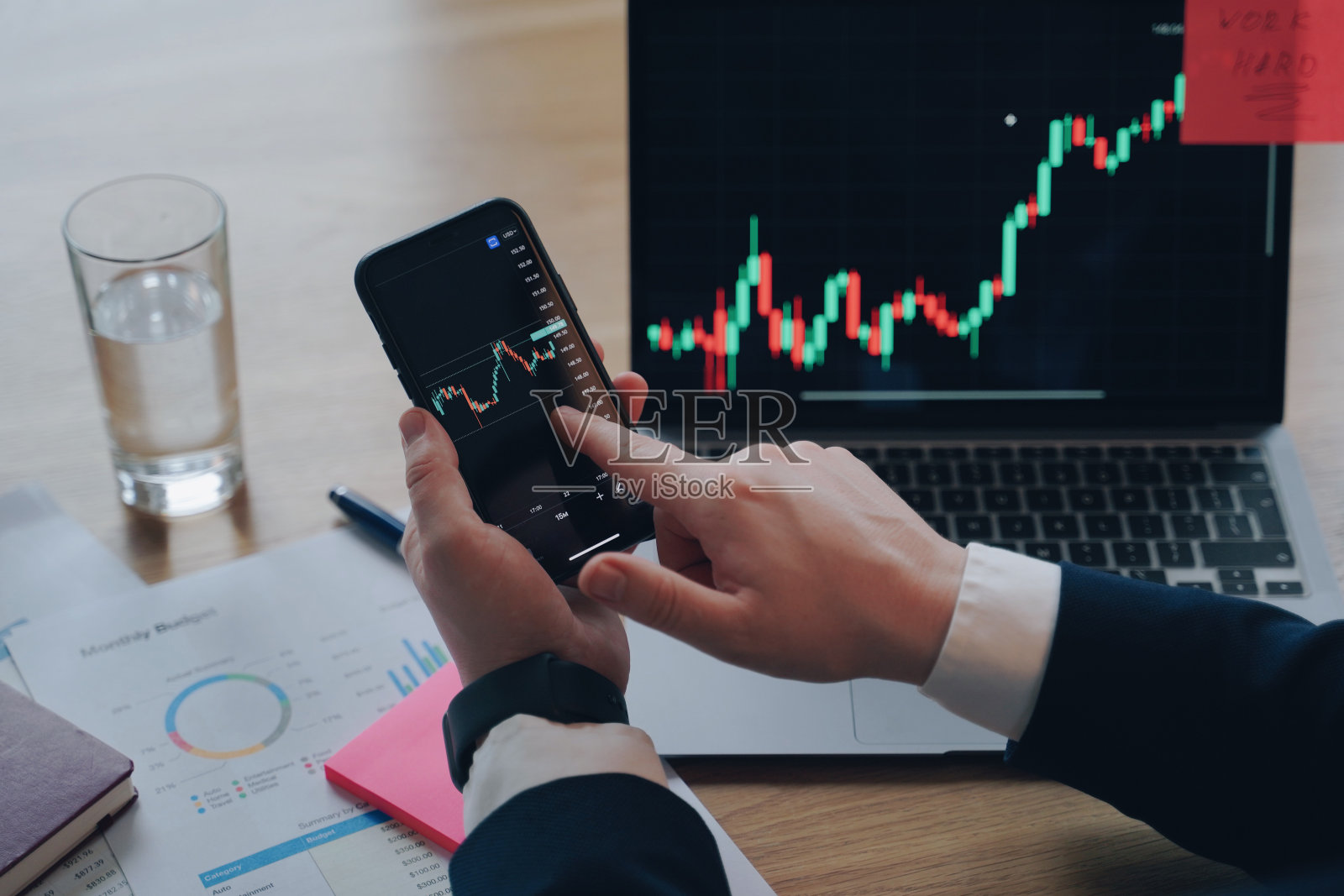 金融图。从事互联网销售的商人。在线交易，数据分析。照片摄影图片