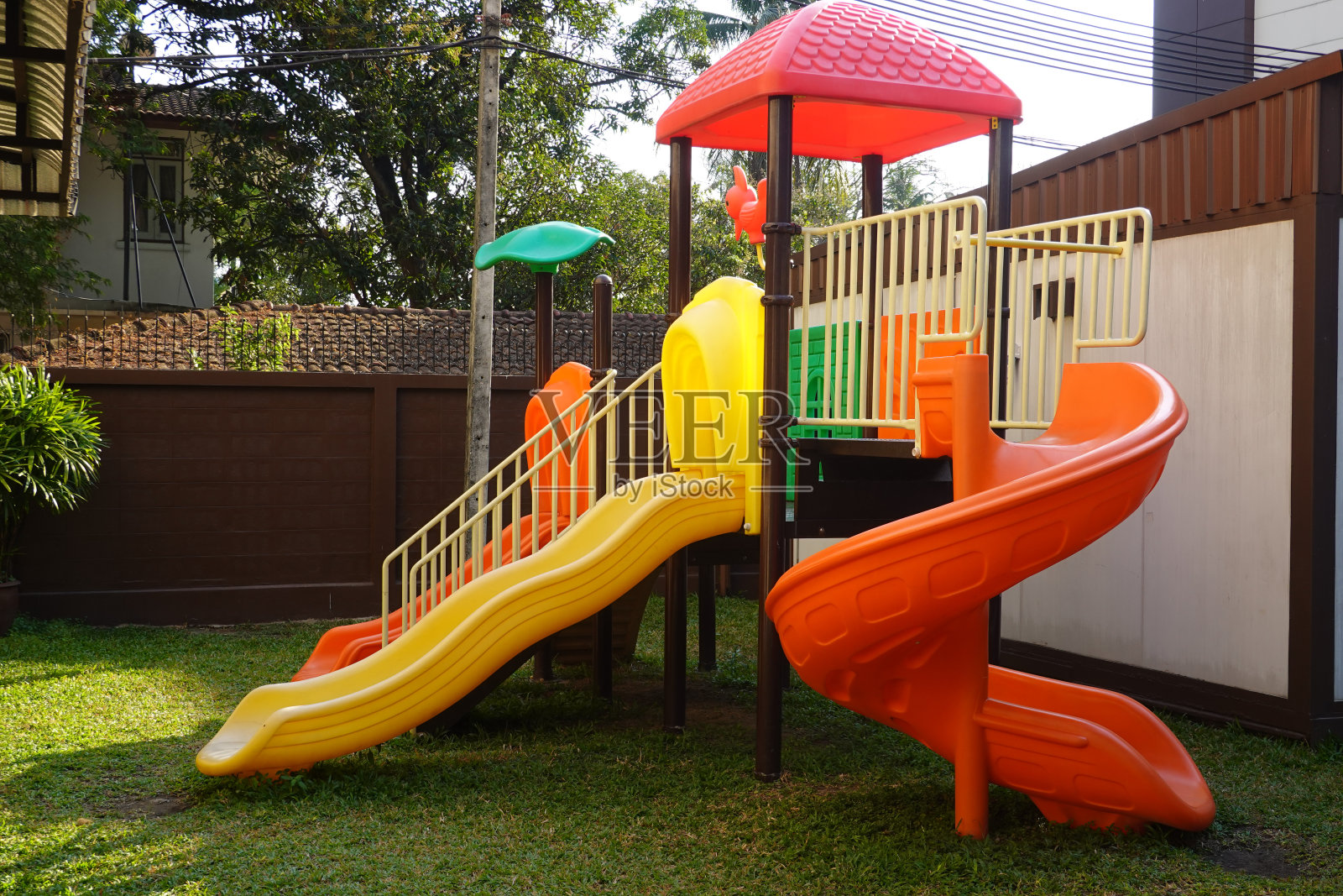 公园里的现代儿童游乐场照片摄影图片