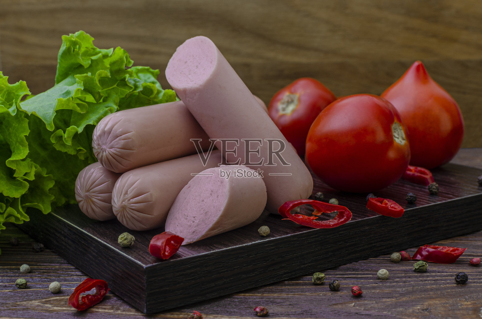 香肠配蔬菜和香料照片摄影图片