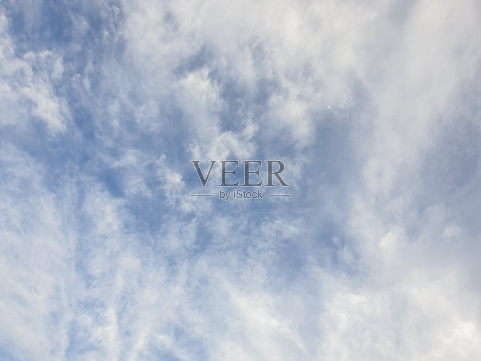 蓝天下白云朵朵。照片摄影图片