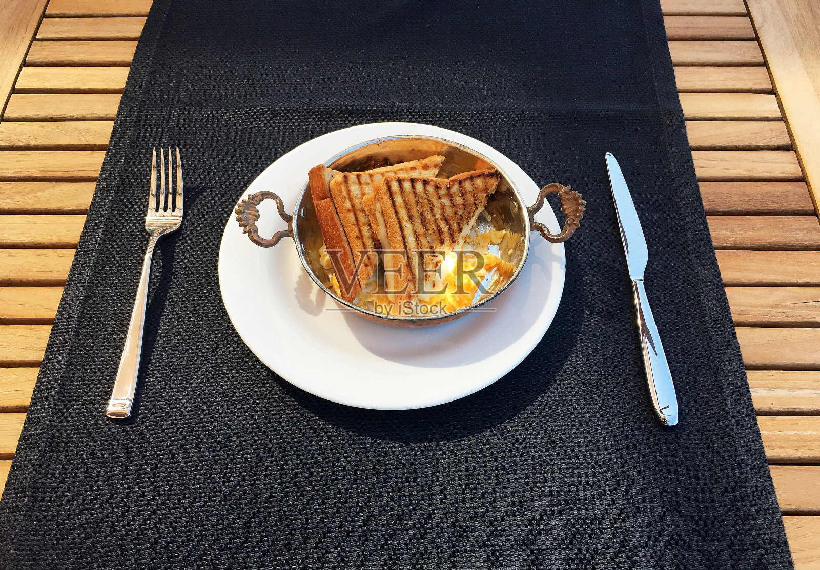 三明治对半，煎蛋照片摄影图片