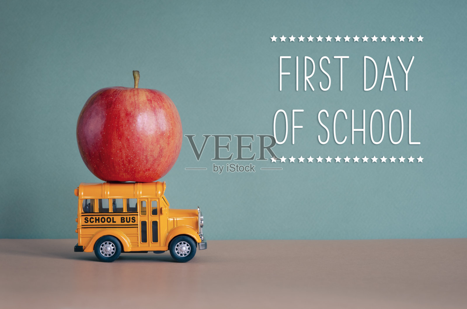 开学第一天贺卡。回到学校秋季概念。照片摄影图片