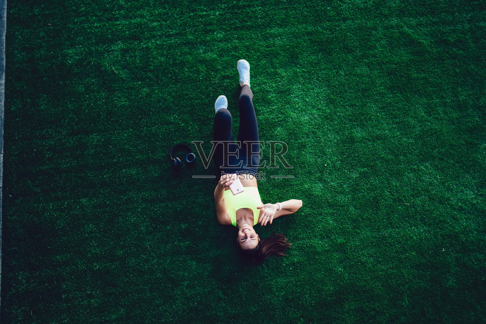 女运动员用智能手机自拍照片摄影图片