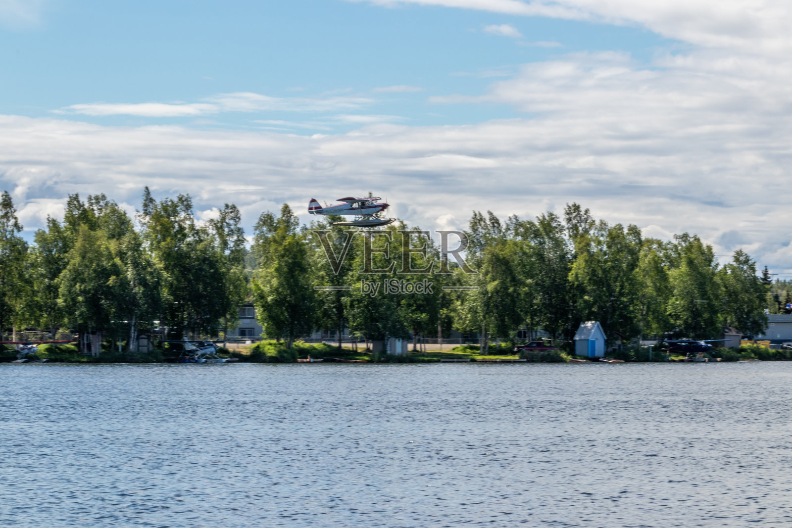 阿拉斯加水上飞机降落在湖上照片摄影图片