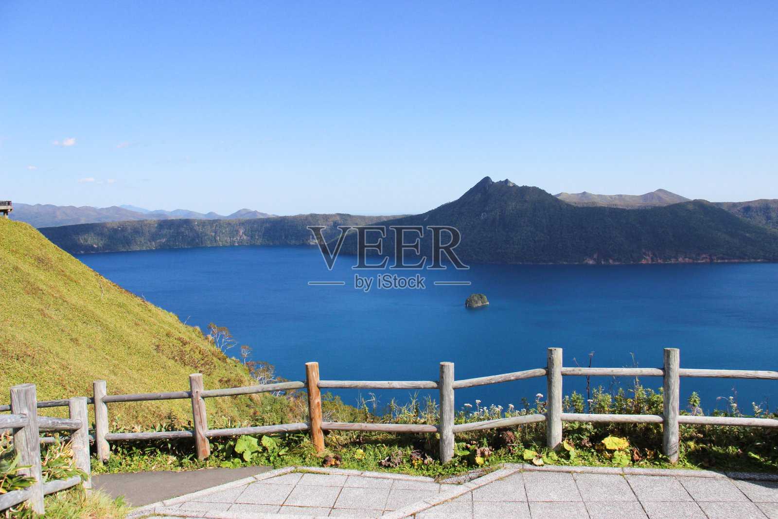 蓝色平静的湖照片摄影图片