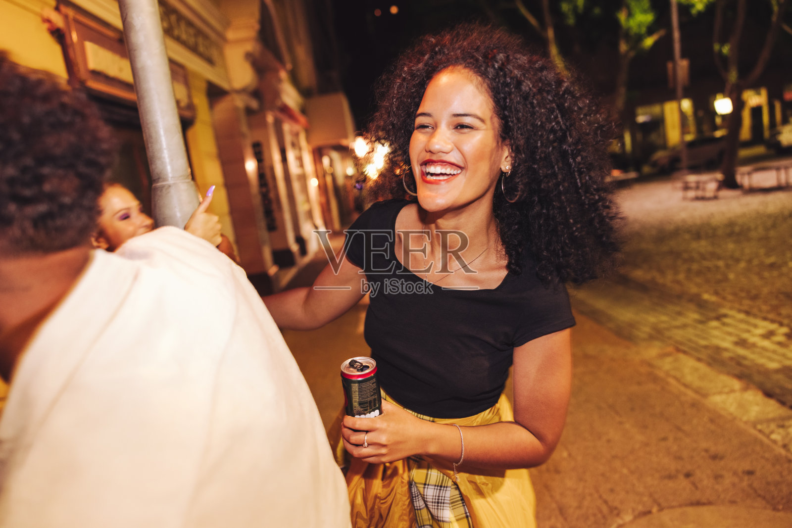 年轻的朋友们晚上在杆子上玩耍照片摄影图片