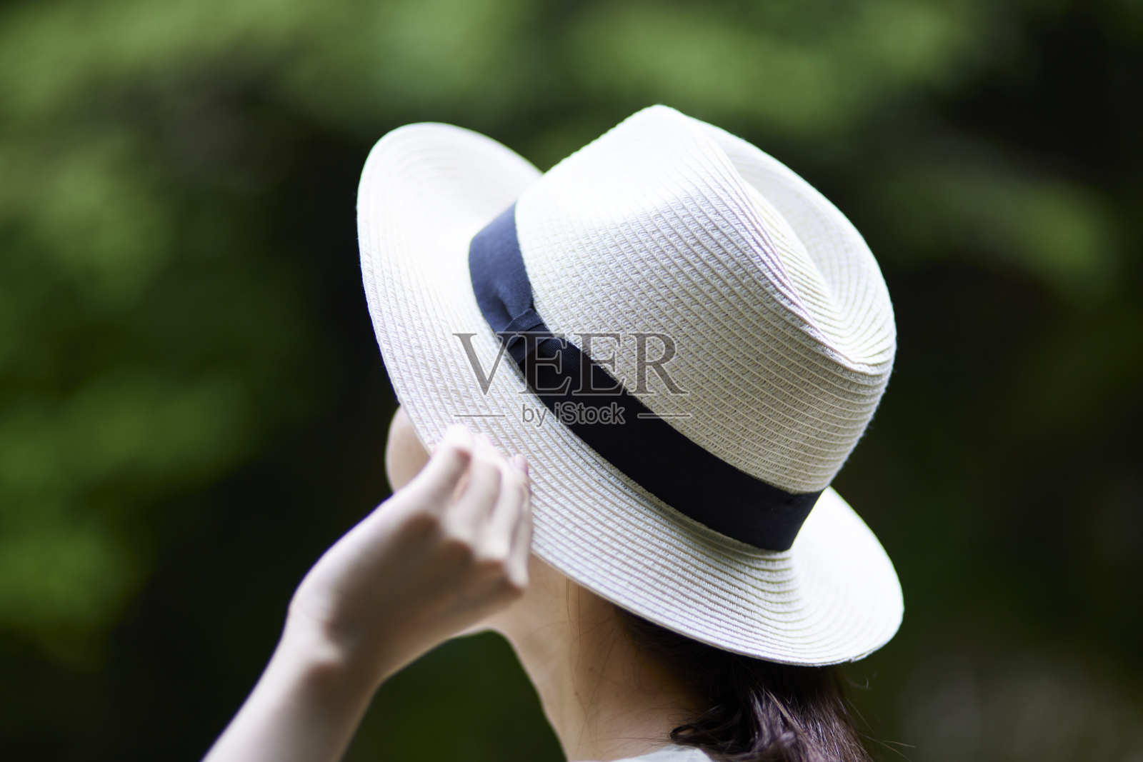 草帽上有一个日本女人站在大自然中照片摄影图片