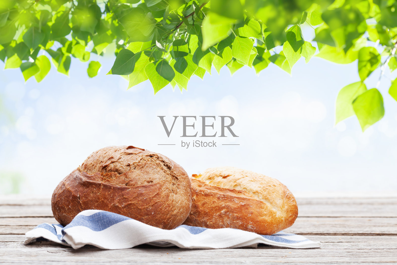 木桌上的自制面包照片摄影图片