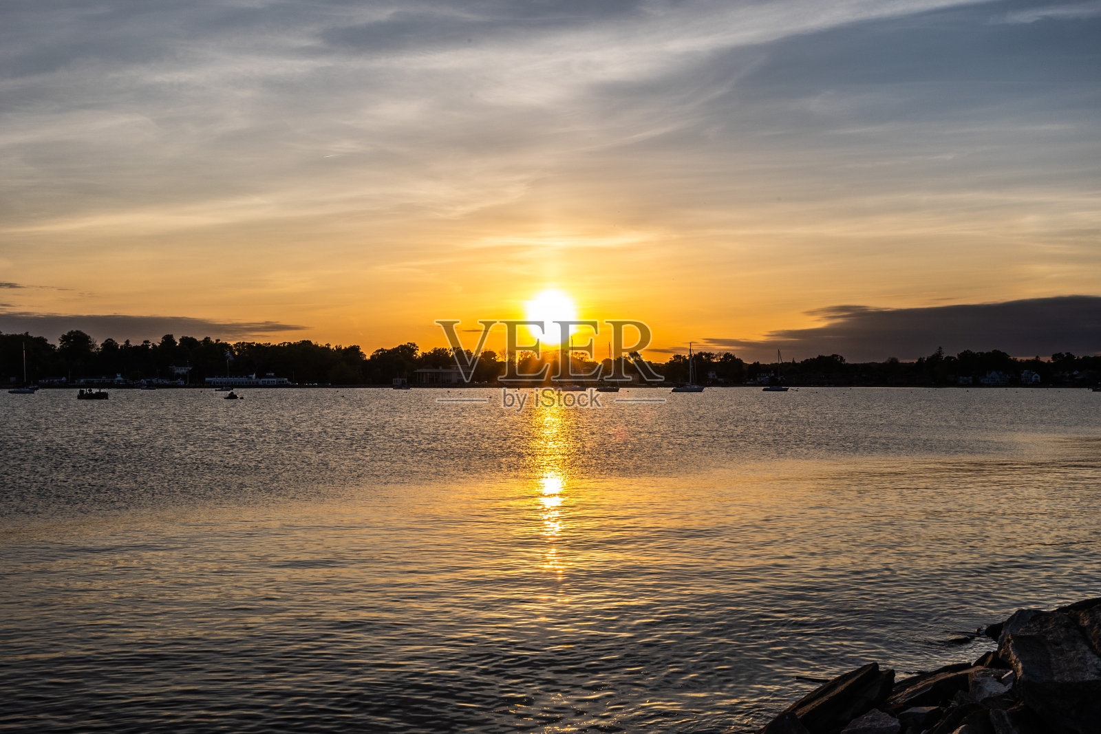 康涅狄格州布里奇波特海滨的日落和船只照片摄影图片