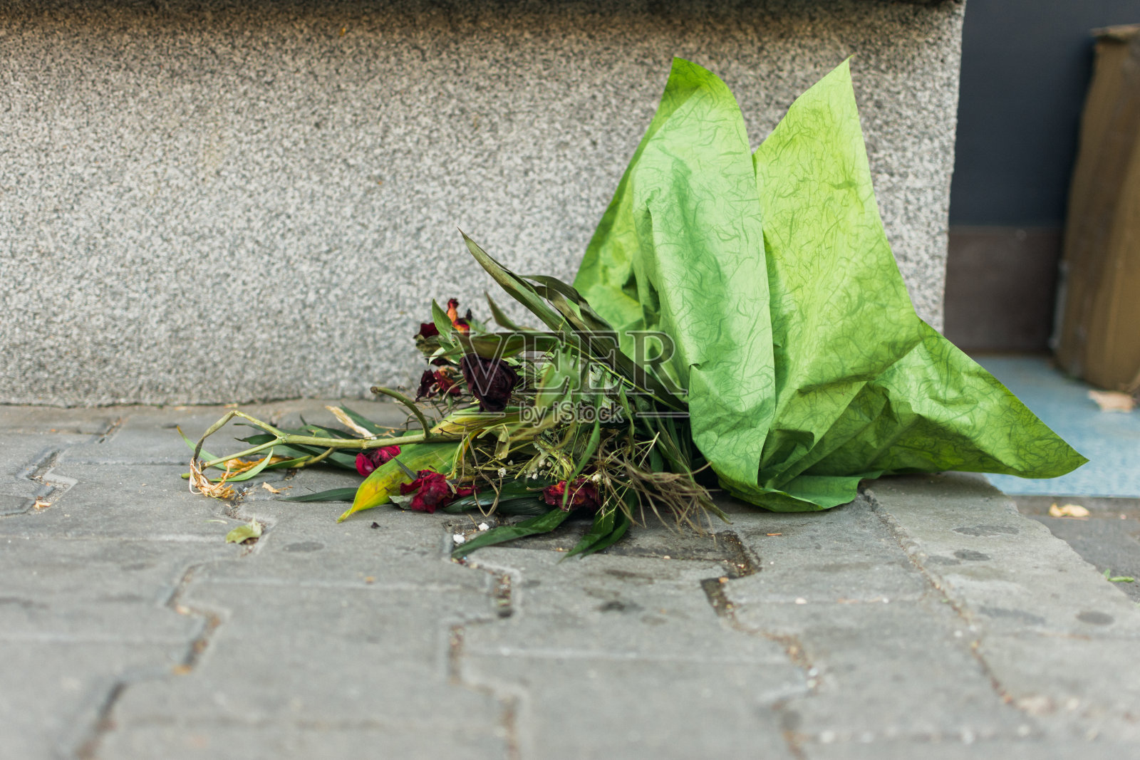 地板上有干花照片摄影图片