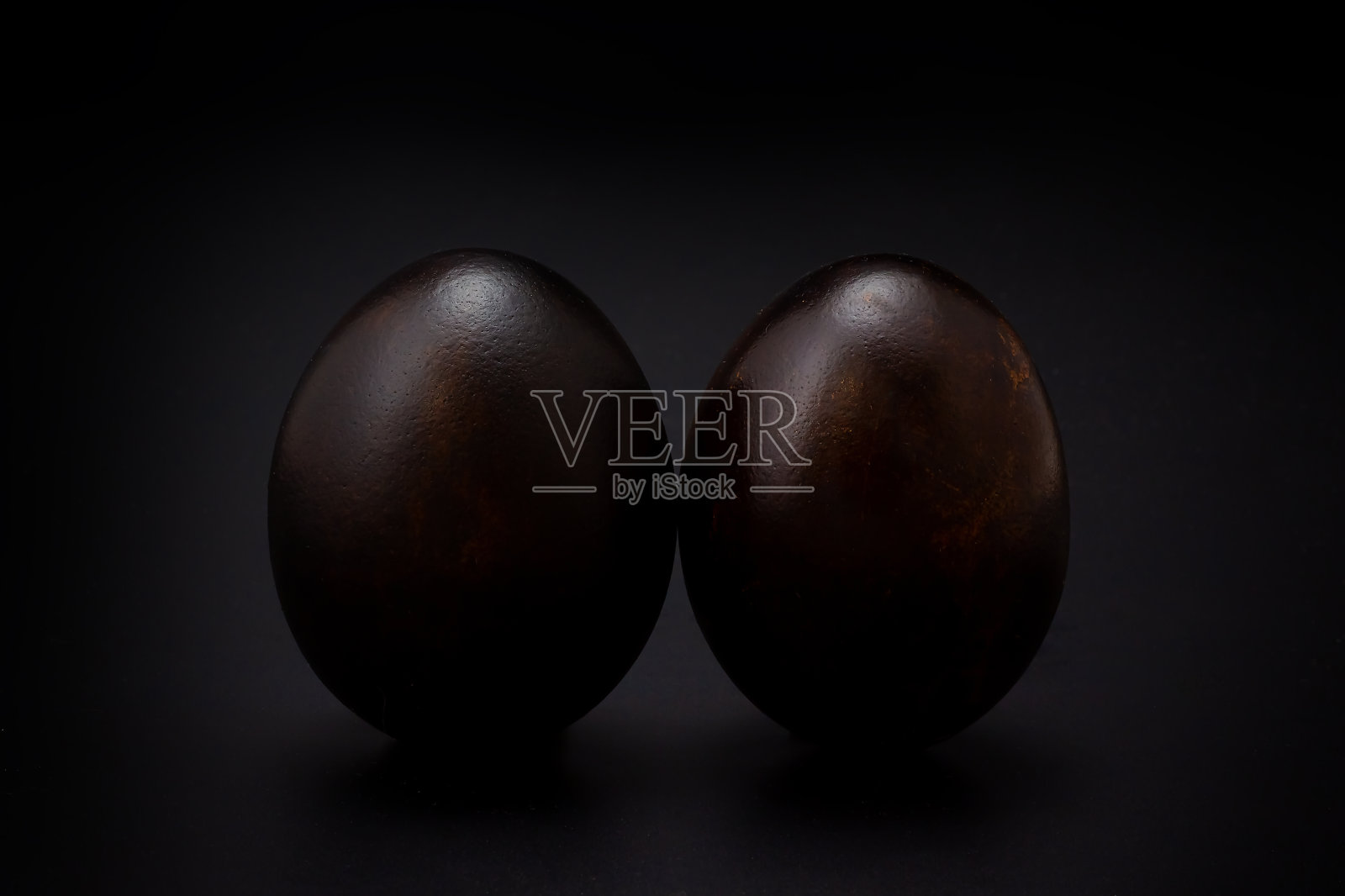 黑色背景下的两个黑蛋照片摄影图片